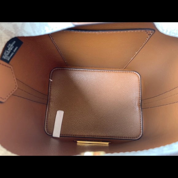 ‼️SALE‼️ 👜💕- Michael Kors Bucket Crossbody - Picture 5 of 6